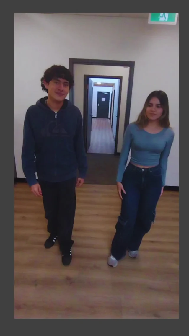 🌟 सप्ताह का शब्द: मौसमी 🌟 ✍️ कोई ऐसी चीज़ जो साल के किसी खास मौसम से संबंधित हो, उस पर निर्भर हो या उस दौरान घटित हो! ❄️🌸☀️🍂 उदाहरण: "हमें सर्दियों में मौसमी बाज़ारों में जाना बहुत पसंद है! ☃️🛍️" चाहे पत्तों का रंग बदलना हो, पहली बर्फ़बारी हो या गर्मियों में समुद्र तट पर बिताए दिन, मौसमी चीज़ें ज़्यादा अच्छी लगती हैं! 🍦🧤 ⭐ GV विक्टोरिया के हमारे छात्रों को विशेष धन्यवाद जिन्होंने सप्ताह के शब्द को जीवंत बनाया और दिखाया कि आप इन शब्दों का उपयोग रोज़मर्रा की बातचीत में कैसे कर सकते हैं! 🗣️ ——————————————————————————— #सप्ताहकाशब्द #अंग्रेजीसीखना #ईएसएल #मौसमी #शब्दावली #अंग्रेजीसीखें #अंग्रेजीशब्दावली #अंग्रेजीअध्ययन #अंग्रेजीटिप्स #भाषासीखना #नयाशब्द #शब्दपोर्न #शिक्षा #अंतर्राष्ट्रीयछात्र #व्याकरण #अंग्रेजीस्कूल #दैनिकअंग्रेजी #शब्दावलीनिर्माता #अंग्रेजीकक्षा #अंग्रेजीबोलना #अंग्रेजीशिक्षक #भाषास्कूल #शब्दावली #मौसमीमांसा #सर्दी #वसंत #गर्मी #पतझड़ #कैलगरी #विक्टोरियाबीसी