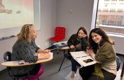 कनाडा के ग्लोबल विलेज में अंग्रेजी सीखने के लिए दो अंतर्राष्ट्रीय अंग्रेजी छात्र निजी पाठ प्राप्त कर रहे हैं।