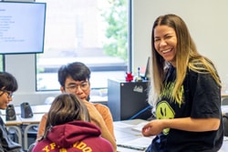 खुश अंतरराष्ट्रीय अंग्रेजी छात्र हंस रहे हैं और अंग्रेजी सीखने का आनंद ले रहे हैं।